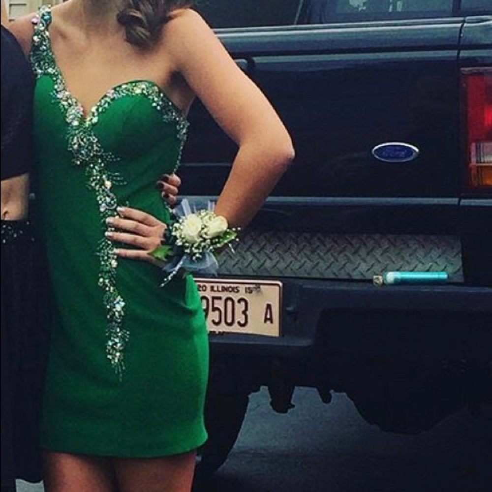 Beautiful homecoming dress emerald green